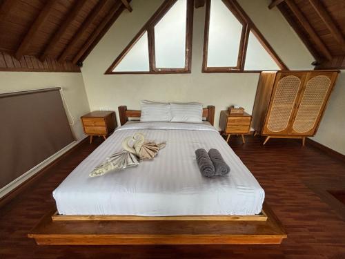 Ένα ή περισσότερα κρεβάτια σε δωμάτιο στο Ringsun Homestay Uluwatu