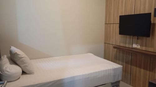 Camera piccola con letto e TV a schermo piatto. di Villa Bougenville Inn a Salakan