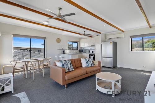 ein Wohnzimmer mit Sofa und Tisch in der Unterkunft See-Sea House - Sellicks Beach - C21 SouthCoast Holidays in Sellicks Beach