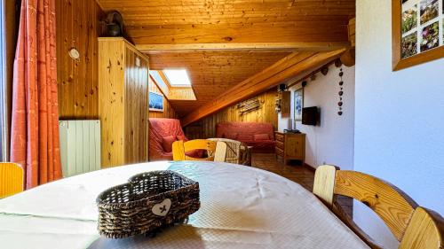 ein Zimmer mit einem Tisch mit Hut darauf in der Unterkunft Appartement Proche Des Pistes in Saint-Gervais-les-Bains
