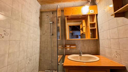 ein Badezimmer mit Waschbecken und Dusche in der Unterkunft Appartement Proche Des Pistes in Saint-Gervais-les-Bains
