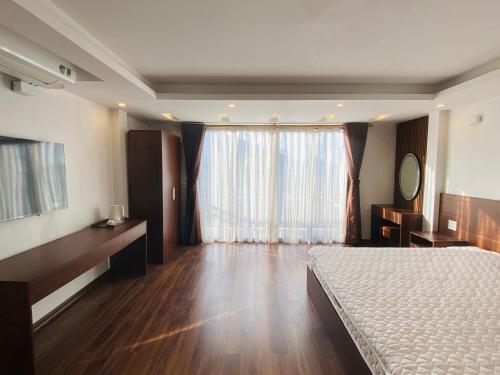 Una habitación de hotel con una cama y una ventana grande. en Homestay Sapa, en Sa Pa