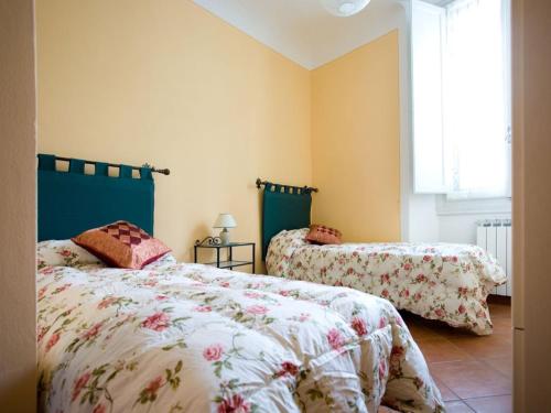 フィレンツェにあるSan Firenzeのベッドルーム1室(ベッド2台、窓付)