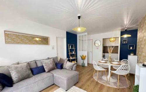 un salon avec un canapé et une table dans l'établissement Comme à la maison, à Saint-Brieuc