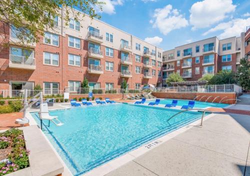 弗赖拉辛Modern & Cozy Apt with pool in prime location的公寓大楼游泳池的图片