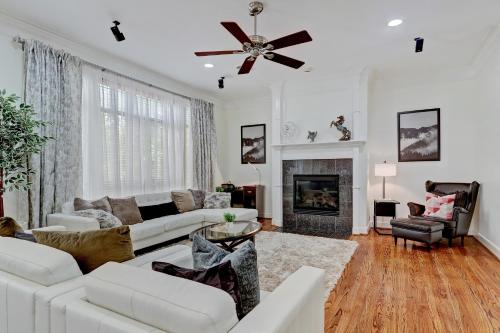 a living room with white furniture and a ceiling fan at Luxury Home Minutes to Downtown Close to Everything Nice in Houston
