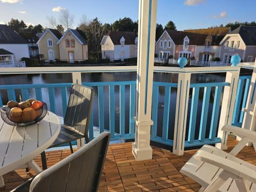 Un balcón con mesa y sillas y vista al agua. en Charme Studio 103 Belle Dune, en Fort-Mahon-Plage
