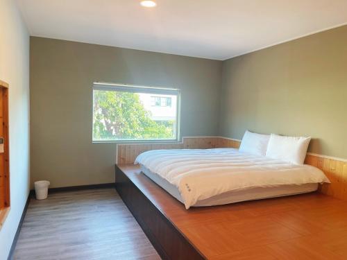Una cama o camas en una habitación de 峰樹屋