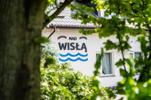a sign on the side of a building at Dom Wypoczynkowy Nad Wisłą in Puławy