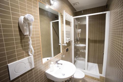 un baño con lavabo y espejo en Funny Holiday, en Roma