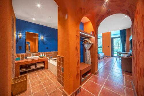 a bathroom with orange walls and a blue wall at Xikang Wellness & Resort Qingcheng Mountain in Taiping
