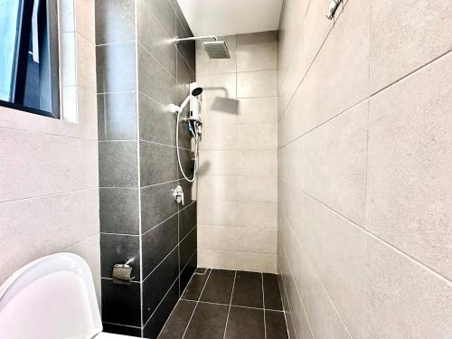 un baño con ducha y WC en Home Away From Home in Penang, en Jelutong