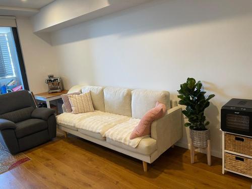 Posezení v ubytování Shared modern apartment near airport
