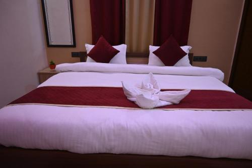 Cama o camas de una habitación en Pavitram Hotel & Banquet