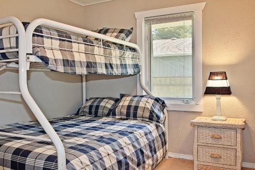 ein Schlafzimmer mit Etagenbett und Fenster in der Unterkunft Ten Pines Cottage in Ocean Shores