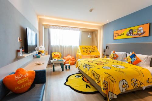 a bedroom with a large yellow bed and a living room at Holiday Inn Express Jinan Airport Zone by IHG in Jinan
