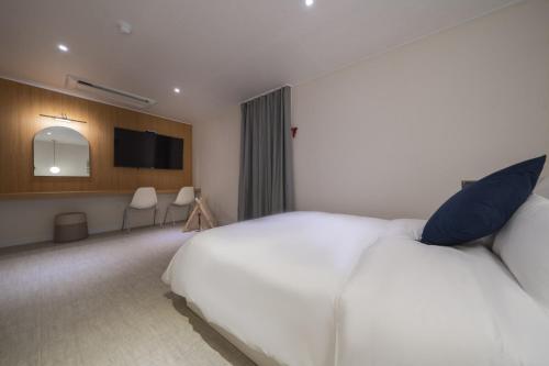 Ένα ή περισσότερα κρεβάτια σε δωμάτιο στο Goyo37 Hotel Osan by Aank