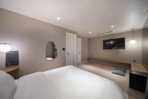 Ένα ή περισσότερα κρεβάτια σε δωμάτιο στο Goyo37 Hotel Osan by Aank