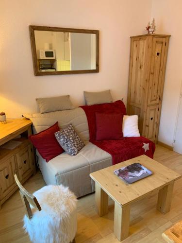 un salon avec un canapé et une table dans l'établissement Studio Cosy centre station Parking gratuit, à Allos