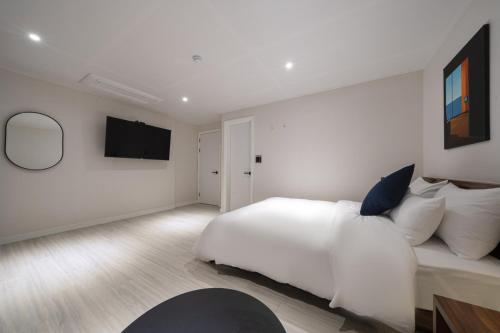 Ένα ή περισσότερα κρεβάτια σε δωμάτιο στο Goyo37 Hotel Osan by Aank