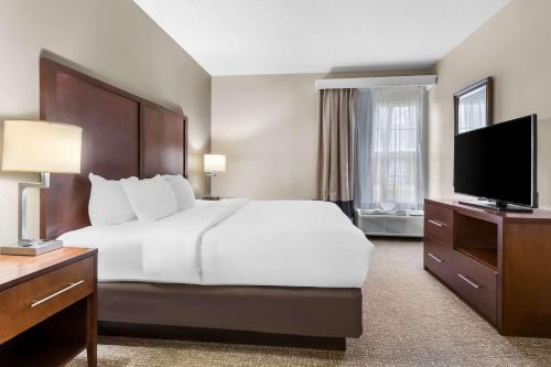 Comfort Suitesにあるベッド