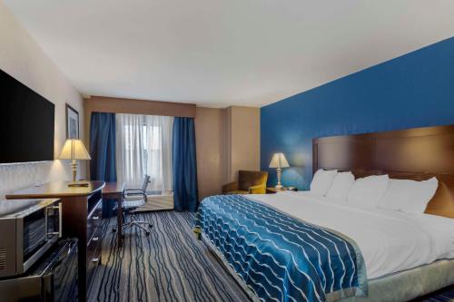 a hotel room with a large bed and a desk at Comfort Inn & Suites Brentwood - Nashville in Brentwood