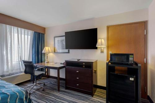 a hotel room with a bed and a desk with a computer at Comfort Inn & Suites Brentwood - Nashville in Brentwood