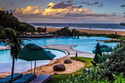 Bazén v ubytování 11 Sawubona Zimbali Chalets nebo v jeho okolí