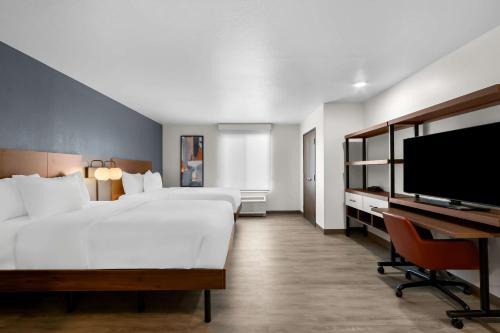 Кровать или кровати в номере Everhome Suites Glendale Sports Entertainment District