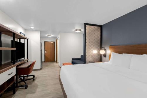 Кровать или кровати в номере Everhome Suites Glendale Sports Entertainment District