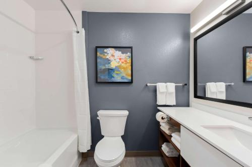 Ванная комната в Everhome Suites Glendale Sports Entertainment District