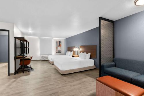 Кровать или кровати в номере Everhome Suites Glendale Sports Entertainment District