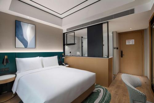 Postel nebo postele na pokoji v ubytování Hilton Garden Inn Xiamen Bailuzhou Park