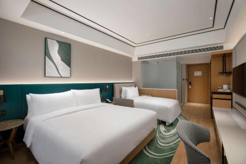 Postel nebo postele na pokoji v ubytování Hilton Garden Inn Xiamen Bailuzhou Park