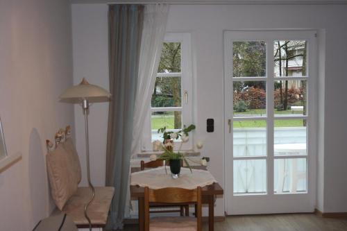 - un salon avec une table et une fenêtre dans l'établissement Ferienwohnung am Ortenaupark, à Bad Reichenhall