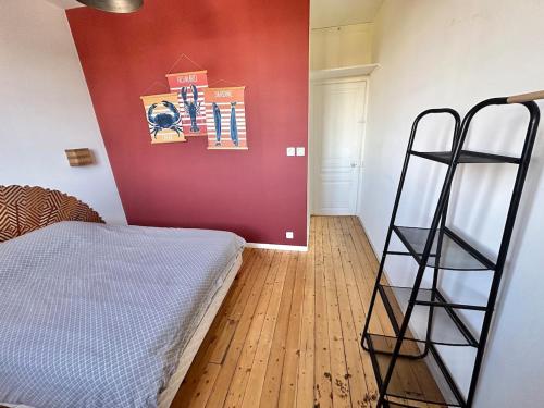 - une chambre avec un lit et une échelle à côté d'un mur dans l'établissement Double appartement jusqu'à 14 personnes en hypercentre de Berck-Plage, à Berck-sur-Mer