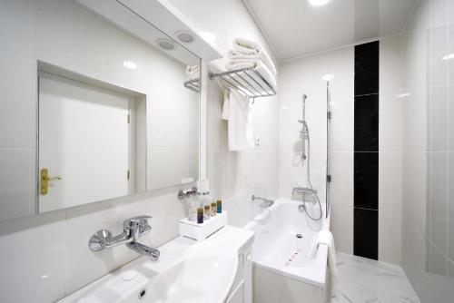 A bathroom at Residence Konstantina Palace
