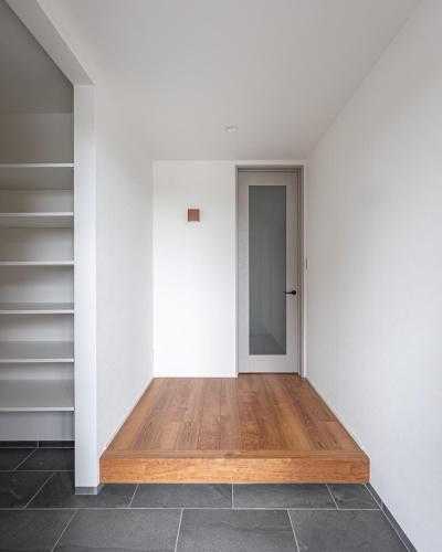 a hallway with white walls and a wooden floor at HiL town yamanashi 07 STAY BACK in Kofu