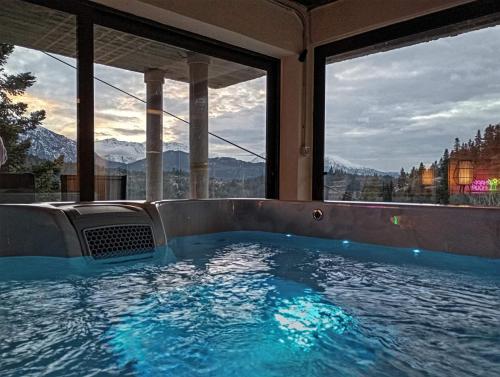a hot tub in a house with a view of the mountains at Villa Dremissa in Pávliani