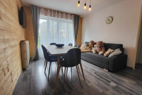 - un salon avec une table et des ours en peluche sur un canapé dans l'établissement 6-bed apartment at the foot of the slopes, à Briançon