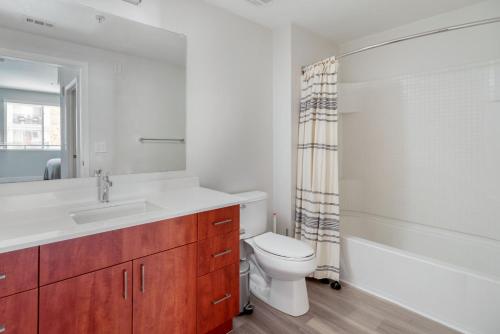 ein Badezimmer mit Waschbecken, Toilette und Badewanne in der Unterkunft Union City 2br w gym bbq nr Union Landing SFO-1387 in Union City