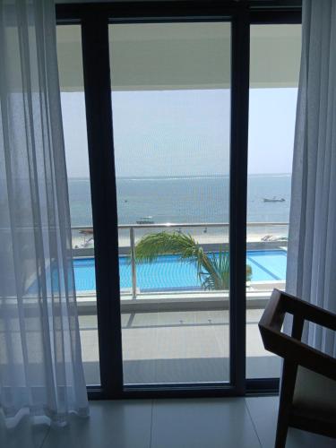 Bazén v ubytování Jumeirah Palms Resort nebo v jeho okolí