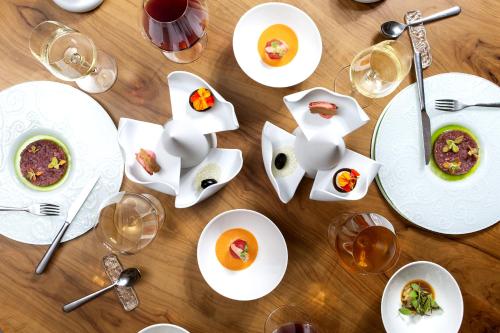a table with plates of food and glasses of wine at Cambiocavallo Resort in Zimmardo