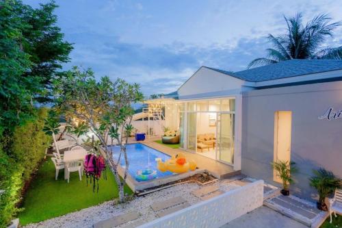 a house with a swimming pool in the backyard at City Beach 2 Cha-am Pool Villa in Cha Am
