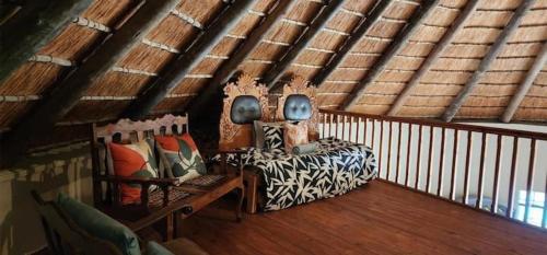 Ruang duduk di Kruger Riverfront Retreat