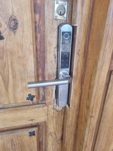 a cell phone sticking out of an open door at VUT EL Mogollón in Guadalajara