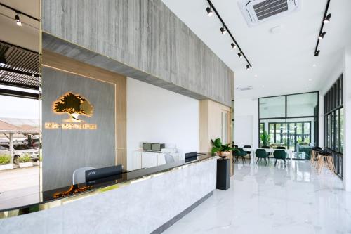 Hat Yai IntlにあるTree Airport Hotel Hatyaiの受付カウンターのあるホテルのロビー