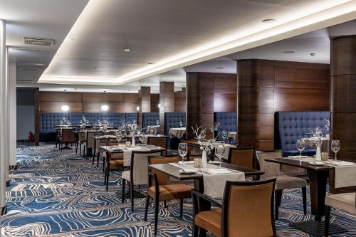 Un restaurante o sitio para comer en Mercure Palanga Vanagupe Resort & SPA