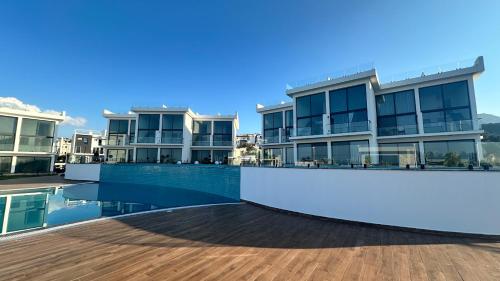 Πισίνα στο ή κοντά στο Siesta Beachfront apartments