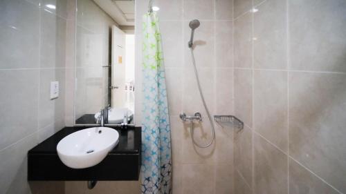 Koupelna v ubytování Strategic and Spacious 2BR Apartment at Trillium Residence By Travelio